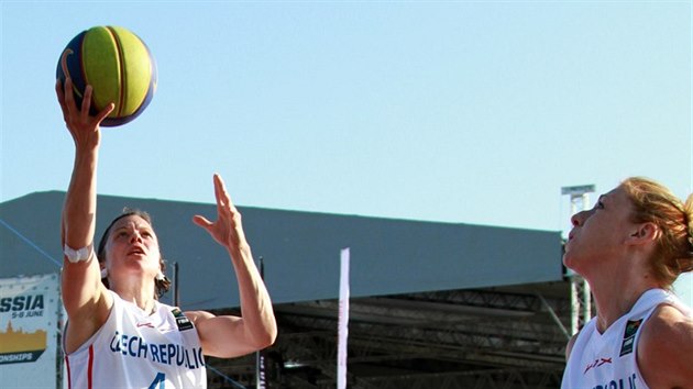 esk reprezentantky Veronika Bortelov (u me) a Petra Reisingerov na MS 3x3 bhem utkn proti Thajsku.