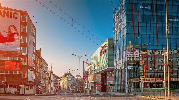 Na aldov nmst v Liberci, kudy denn projedou tisce automobil a destky tramvaj, musel Jan Mock nafotit zhruba edest snmk, z nich pak sloil jeden bez lid i vozidel.