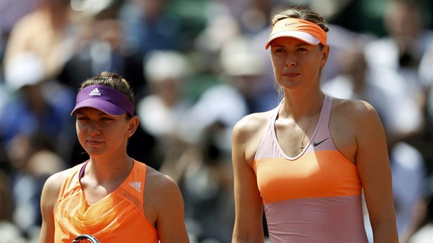 PED BOJEM. Rumunka Simona Halepov (vlevo) a Ruska Maria arapovov pzuj ped finle Roland Garros.