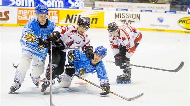 Momentka z finle MS v inline hokeji mezi Finskem (modrobl) a Kanadou