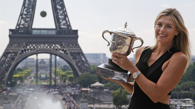 Tenistka Maria arapovov pzuje s trofej pro vtzku Roland Garros ped Eiffelovou v v Pai. 