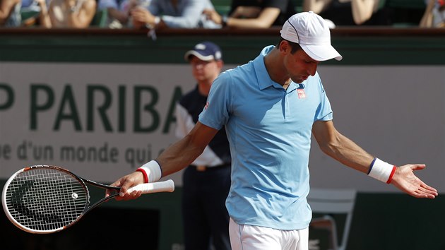 Srbsk tenista Novak Djokovi se zlob po nespn vmn ve finle Roland Garros proti Rafaelu Nadalovi. 