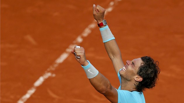 PODEVT. Rafael Nadal m dal titul z paskho grandslamu Roland Garros. 