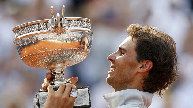 ZNM TROFEJ. Rafael Nadal podevt zved pohr Muketr pro vtze Roland Garros. 