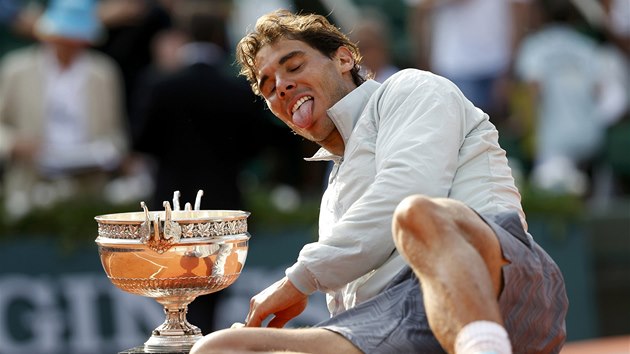 Rafael Nadal slav devt triumf na paskm Roland Garros.