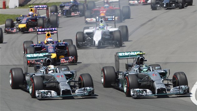 Neurovnan start Velk ceny Kanady. Lewis Hamilton (vlevo) bojuje se svm tmovm kolegou Nico Rosbergem o prvn pku. 