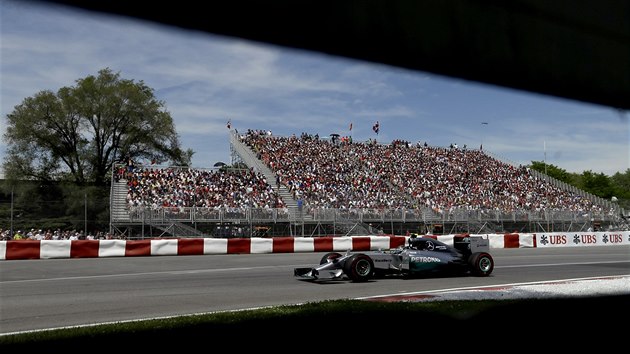 Nico Rosberg s Mercedes vede ve Velk cen Kanady.