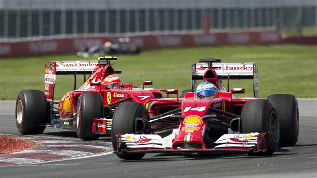 Oba piloti Ferrari Fernando Alonso (v poped) a Kimmi Rikknen jedou pohromad ve Velk cen Kandy.