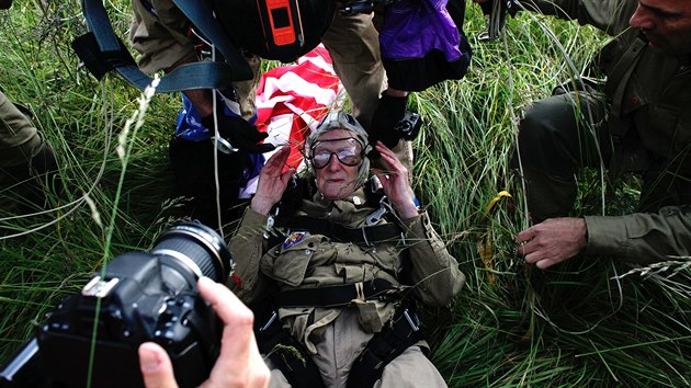 Jim Martin, 93let vetern, znovu seskoil padkem na pl Utah v Normandii (5. ervna 2014).