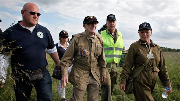 Jim Martin, 93let vetern, znovu seskoil padkem na pl Utah v Normandii (5. ervna 2014).