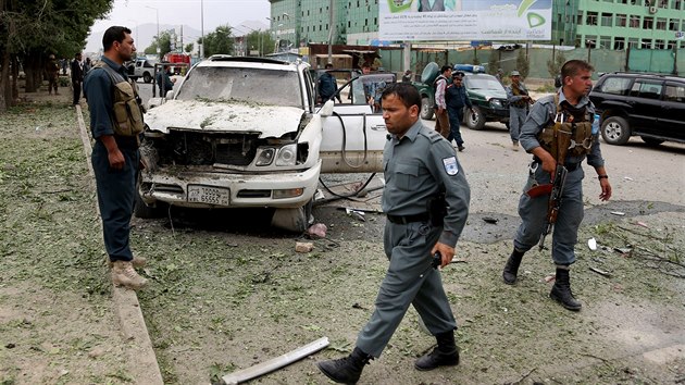 Favorit afghnskch prezidentskch voleb Abdullh Abdullh peil pokus o atentt (Kbul, 6. ervna 2014).