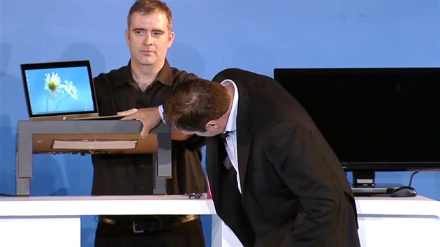 Bezdrtov napjen Rezence pipevnn pod stolem na prezentaci Intelu na veletrhu Computex 2014