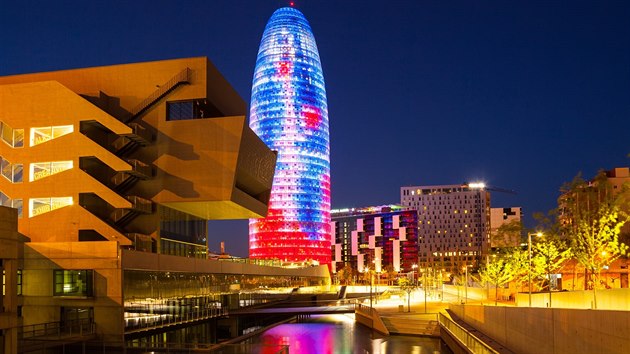 Torre Agbar je barcelonsk mrakodrap z dlny Jeana Nouvela. Budovu proslavil neobvykl tvar a non osvtlen. Slavn Francouz postavil i kancele v Praze na Andlu a nedvno se zastnil soute o podobu praskho Masarykova ndra (projekt Penty).