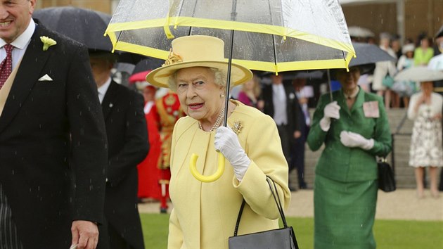Britsk krlovna Albta II. na garden party v Buckinghamskm palci (Londn, 3. ervna 2014)