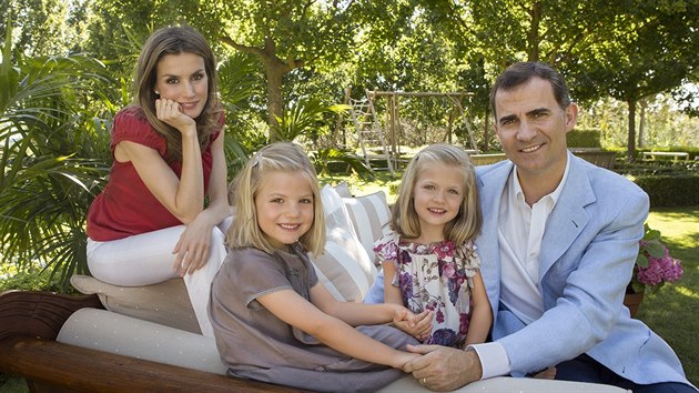 panlsk korunn princ Felipe, princezna Letizia a jejich dcery, princezna Sofia a princezna Leonor (Madrid, 1. srpna 2012)