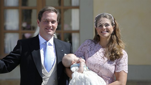 Kest vdsk princezny Leonore: Chris O'Neill a princezna Madeleine s dcerou (Stockholm, 8. ervna 2014)