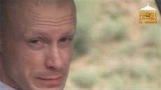 Zábr z videa, na kterém je zachyceno pedání amerického vojáka Bowe Bergdahla.