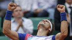 panlský tenista David Ferrer oslavuje postup do tvrtfinále Roland Garros.