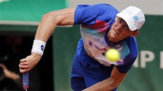 Tenista Kevin Anderson z JAR podává v utkání 4. kola Roland Garros proti...