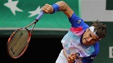 panlský tenista David Ferrer podává v utkání 4. kola Roland Garros.