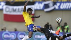 Brazilský útoník Jo v souboji s brankáem Jose Calderonem z Panamy.