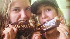 Souasným hitem je zmrzlina Magnum: jíst ji nemusíte, ale vyfotit se s ní ano....