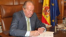 panlský král Juan Carlos I. podepisuje  abdikaci v paláci Zarzuela (2. ervna...