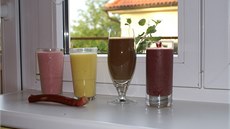 Rebarborové, mangové, Katino snídaové a Pepkovo smoothie, pijte zleva doprava