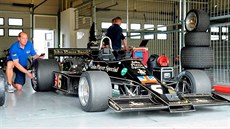 Lotus 77 alias John Player Special MkII pi testování na brnnském okruhu