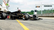 Lotus 77 alias John Player Special MkII pi testování na brnnském okruhu