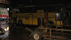 Autobusu zaparkovanému v díln zaal v noci na tvrtek hoet motor.