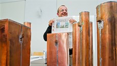 Vedoucí památkové péče hradeckého magistrátu Jan Falta uložil do kovové... Vedoucí památkové péče hradeckého magistrátu Jan Falta uložil do kovové...
