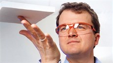 Chemik Martin Fricke z BASF se "svým" materiálem, polyuretovaným aerogelem. Chemik Martin Fricke z BASF se "svým" materiálem, polyuretovaným aerogelem.