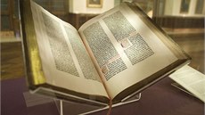 První Gutenbergova bible vyšla v roce 1454. Má se za to, že celkem v dílně na První Gutenbergova bible vyšla v roce 1454. Má se za to, že celkem v dílně na