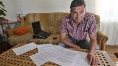 Roman Vynohradov ukazuje dokumenty a korespondenci s pojišťovnou. Opoždění... Roman Vynohradov ukazuje dokumenty a korespondenci s pojišťovnou. Opoždění...