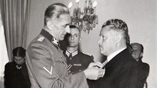 Vůbec první udělování orlic se odehrálo 17. června 1944 v pražském Černínském... Vůbec první udělování orlic se odehrálo 17. června 1944 v pražském Černínském...