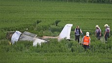 Trosky zíceného letadla po nehod u Kianova na ársku. Pád ultralehkého...