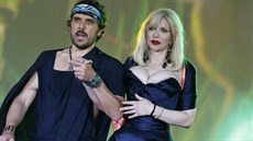 Courtney Love a manel Vivienne Westwoodové Andreas Kronthaler