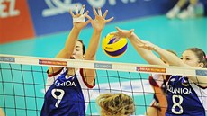 České volejbalistky Eva Rutarová (vlevo) a Michaela Mlejnková se pokoušejí České volejbalistky Eva Rutarová (vlevo) a Michaela Mlejnková se pokoušejí