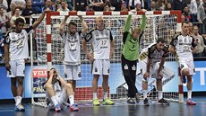 Zklamaní házenkái Kielu po poráce ve finále Ligy  mistr. 