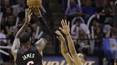 LeBron James z Miami střílí, brání ho Tim Duncan ze San Antonia. LeBron James z Miami střílí, brání ho Tim Duncan ze San Antonia.