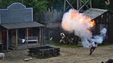 Westernové představení, při kterém uslyšíte střelbu i rány z dynamitu. Westernové představení, při kterém uslyšíte střelbu i rány z dynamitu.