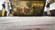 Sthování obrazu od Alfonse Muchy z rokycanské radnice na výstavu v Hluboké nad...