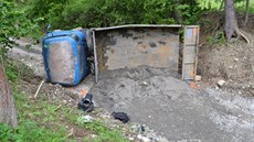 Dělníka, na kterého se auto s nákladem převrátilo, transportoval s vážným... Dělníka, na kterého se auto s nákladem převrátilo, transportoval s vážným...