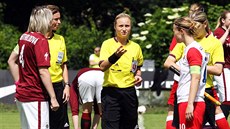 PŘED BOJEM. Fotbalistky Sparty a Slavie sledují, jak dopadne úvodní los zápasu. PŘED BOJEM. Fotbalistky Sparty a Slavie sledují, jak dopadne úvodní los zápasu.