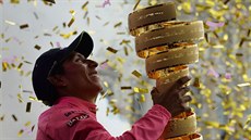 Kolumbijský cyklista Nairo Quintana s trofejí pro vítze Giro d´Italia.
