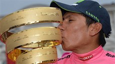 Kolumbijský cyklista Nairo Quintana s trofejí pro vítze Giro´d Italia.