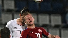 Matj Vydra (vpravo) v hlavikovém souboji s rakouským fotbalistou Emanuelem...