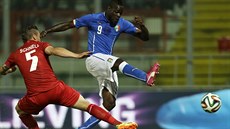 Italský reprezentant Mario Balotelli (vpravo) v souboji s Tomem Schnellem z... Italský reprezentant Mario Balotelli (vpravo) v souboji s Tomem Schnellem z...