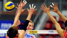 Český volejbalista Michal Kriško útočí přes korejský blok. Český volejbalista Michal Kriško útočí přes korejský blok.